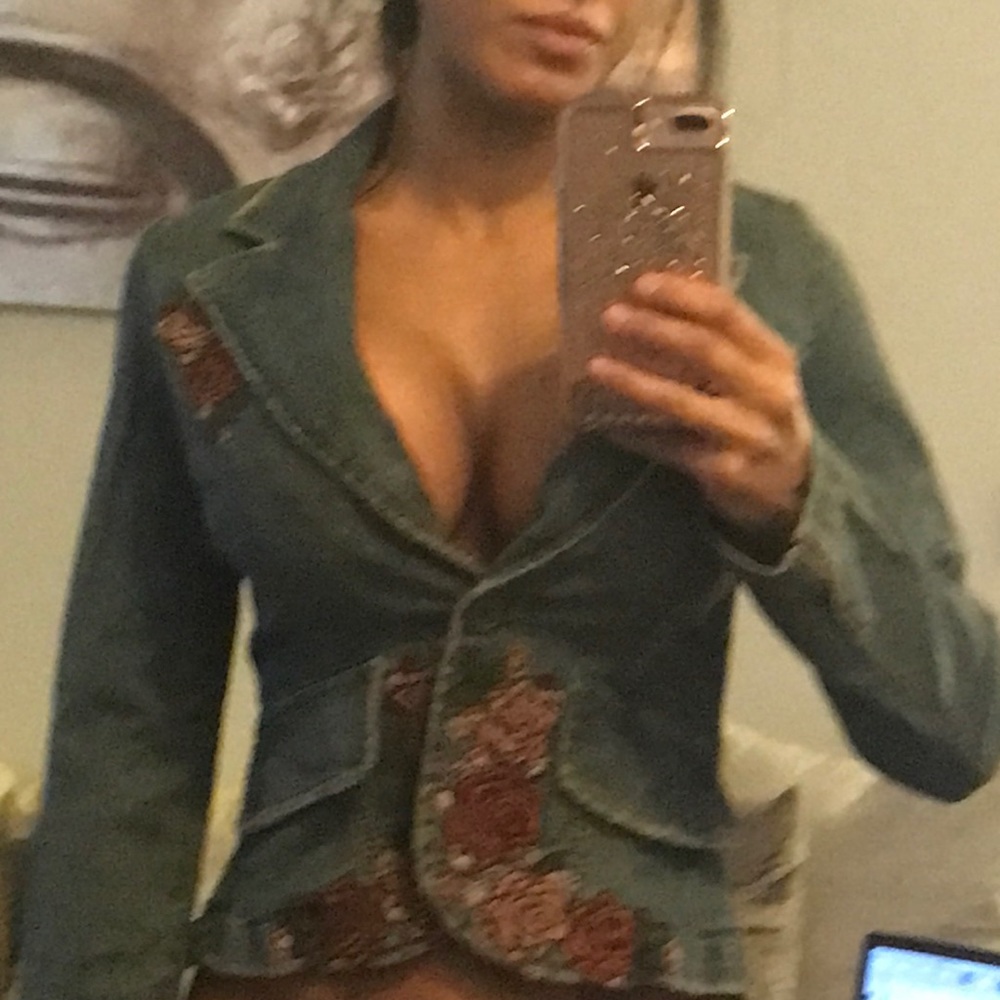 New denim jacket w embroidered detail